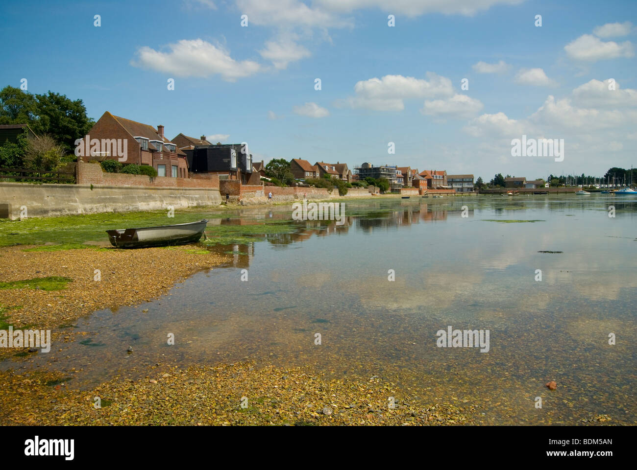 Emsworth quay façade de maisons le long de la parade à partir de l'ouest le moulin à marée à marée basse sur une journée ensoleillée avec ciel bleu Banque D'Images