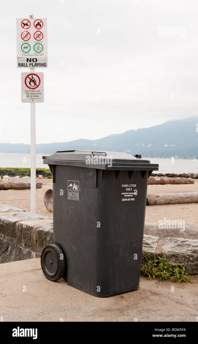 Signer et poubelle à la troisième plage, parc Stanley, Vancouver, BC, Canada, Amérique du Nord Banque D'Images