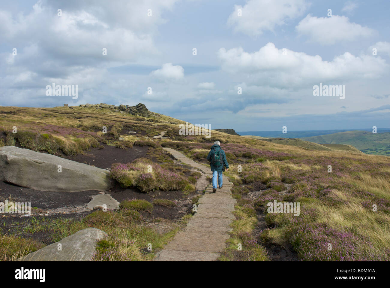 Walker s'vers Pym Président, Kinder Scout, près de Edale, parc national de Peak, Derbyshire, Angleterre, Royaume-Uni Banque D'Images