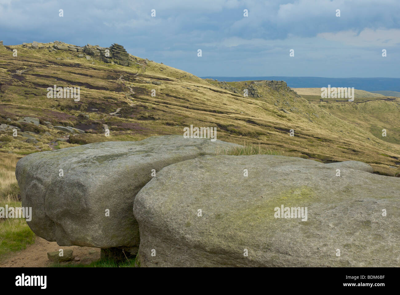 À l'égard rocher connu sous le nom de Pym, Président Kinder Scout, près de Edale, parc national de Peak, Derbyshire, Angleterre, Royaume-Uni Banque D'Images