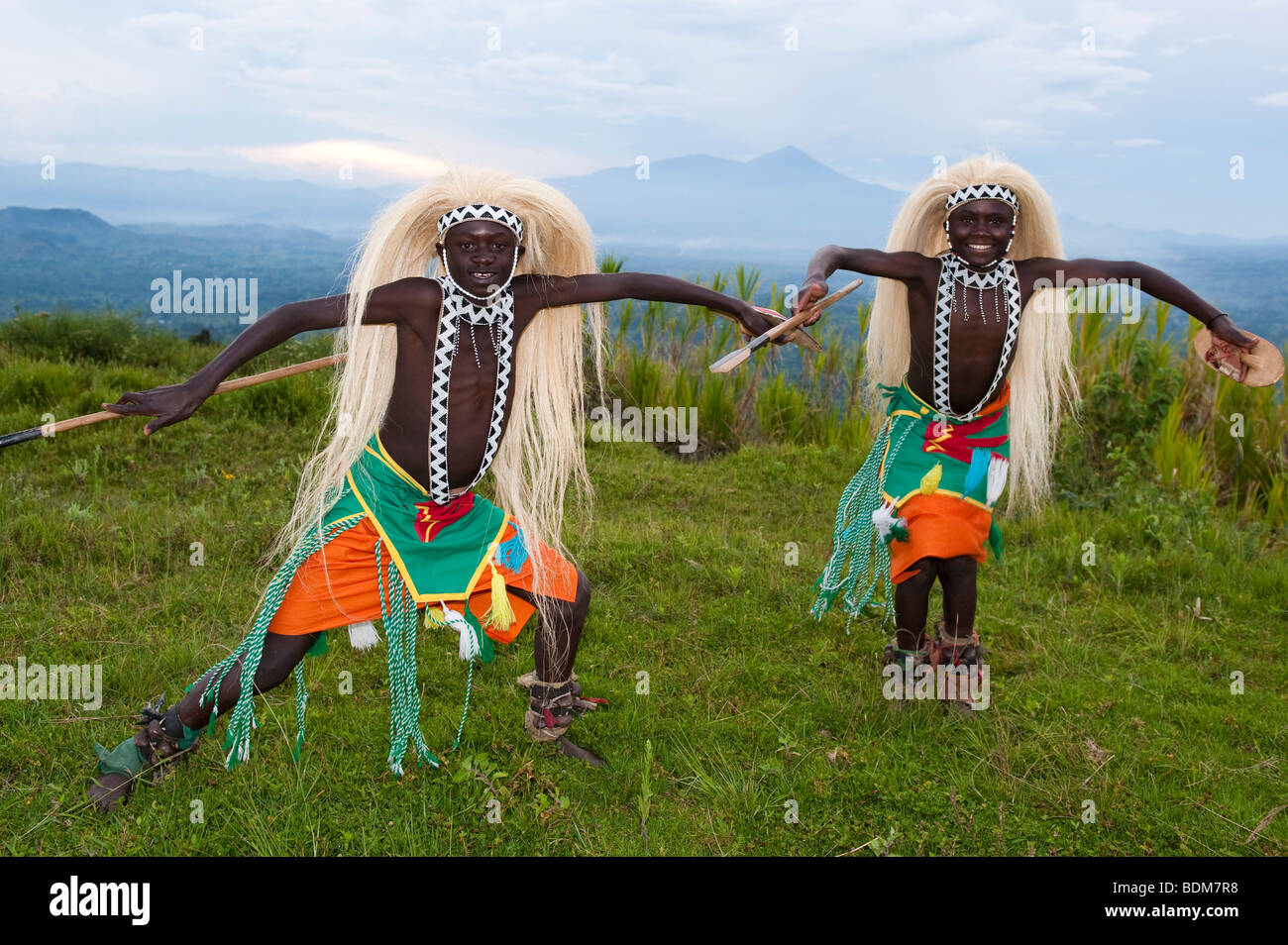 Rwanda dancing Banque de photographies et d’images à haute résolution ...