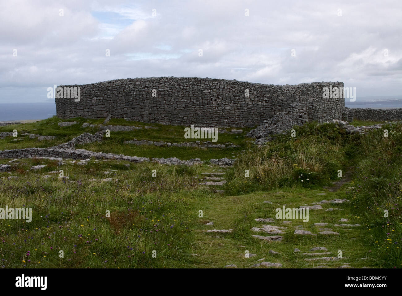 Le Vieux Fort construit de pierres, près de Lighthouse, l'Inis Mor (Inismore) Island, Îles d'Aran, dans le comté de Galway, Irlande Banque D'Images