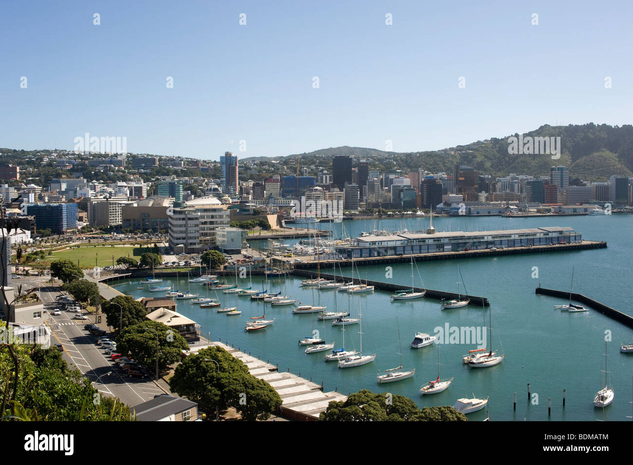 Vue sur le centre-ville de Wellington, de la colline au-dessus de la Baie Orientale et le bateau du port. Banque D'Images