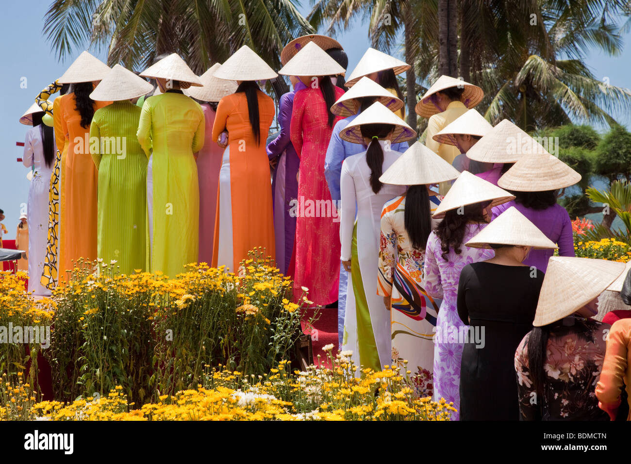 Belle vietnamienne défilé en costume traditionnel y Banque D'Images