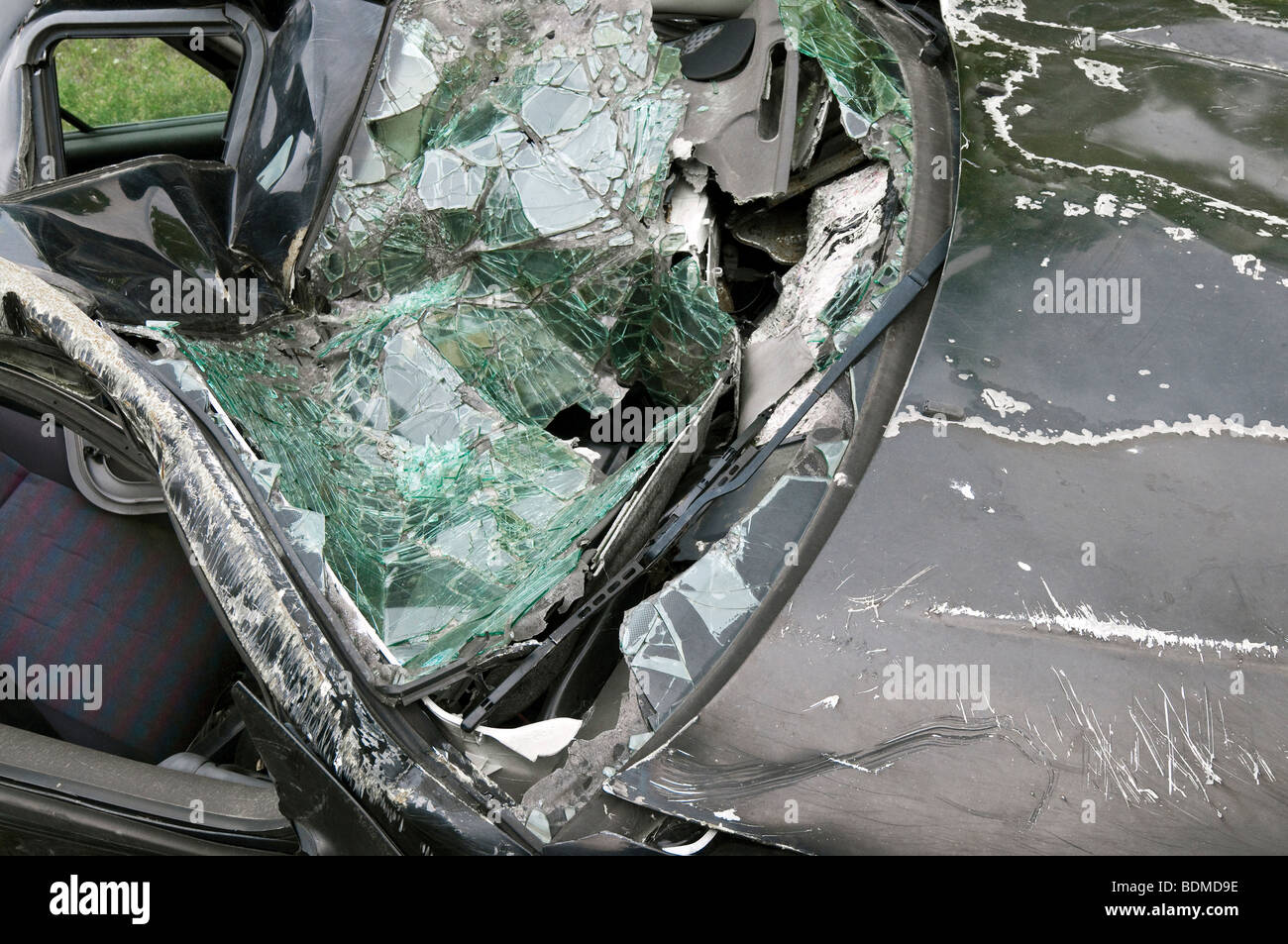 Pare-brise fracassé de crashed VW Polo voiture - France. Banque D'Images