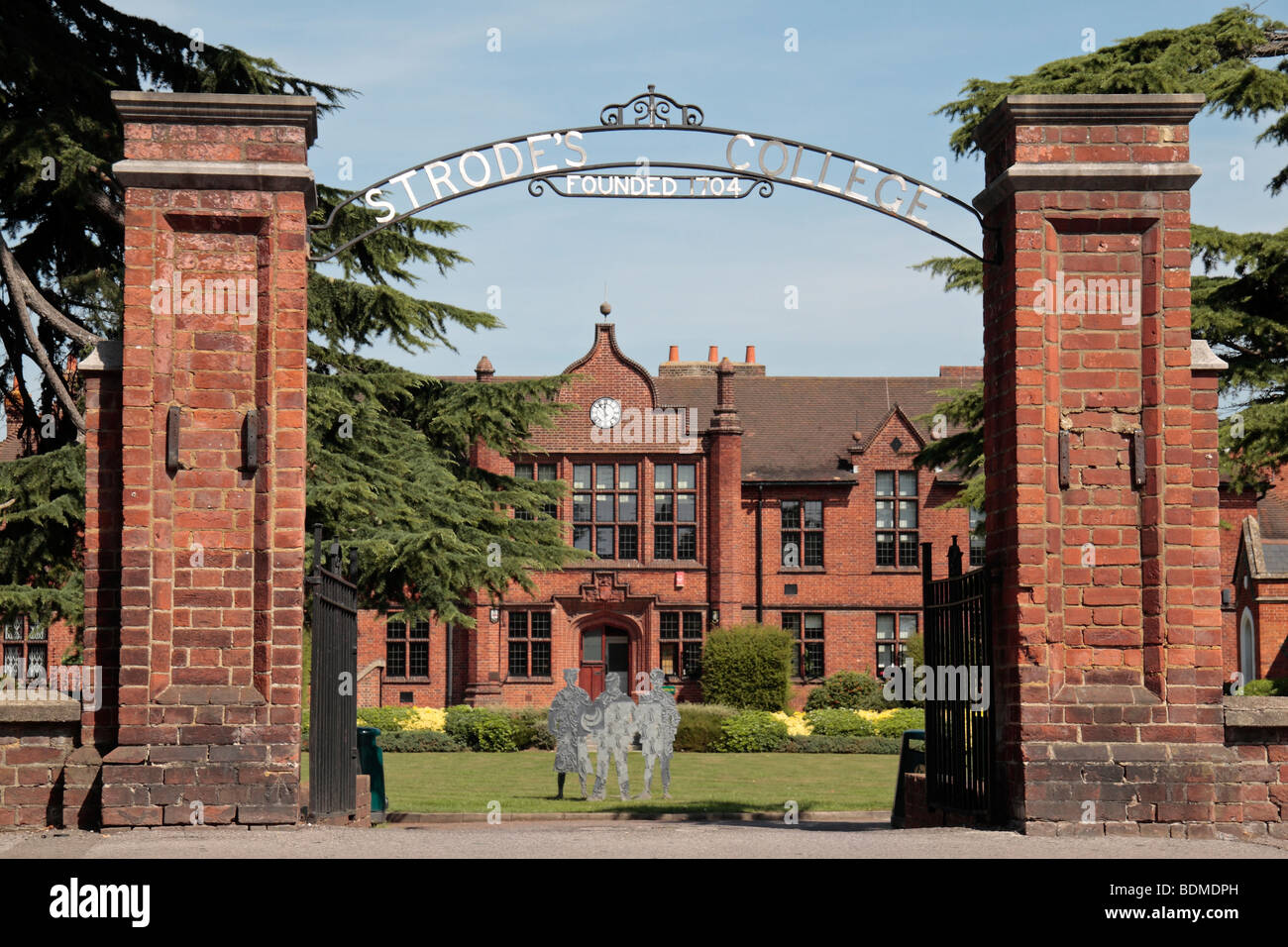 La porte avant et le bâtiment principal du collège (sixième du Strode Formulaire), Egham, Surrey, UK. Banque D'Images