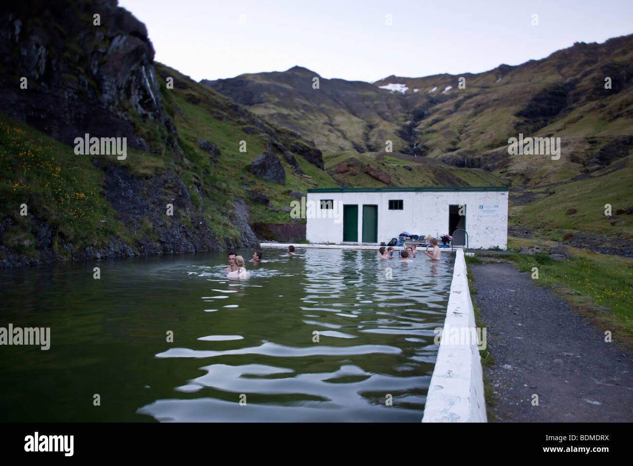 La piscine extérieure, l'Islande, Seljavallalaug Banque D'Images