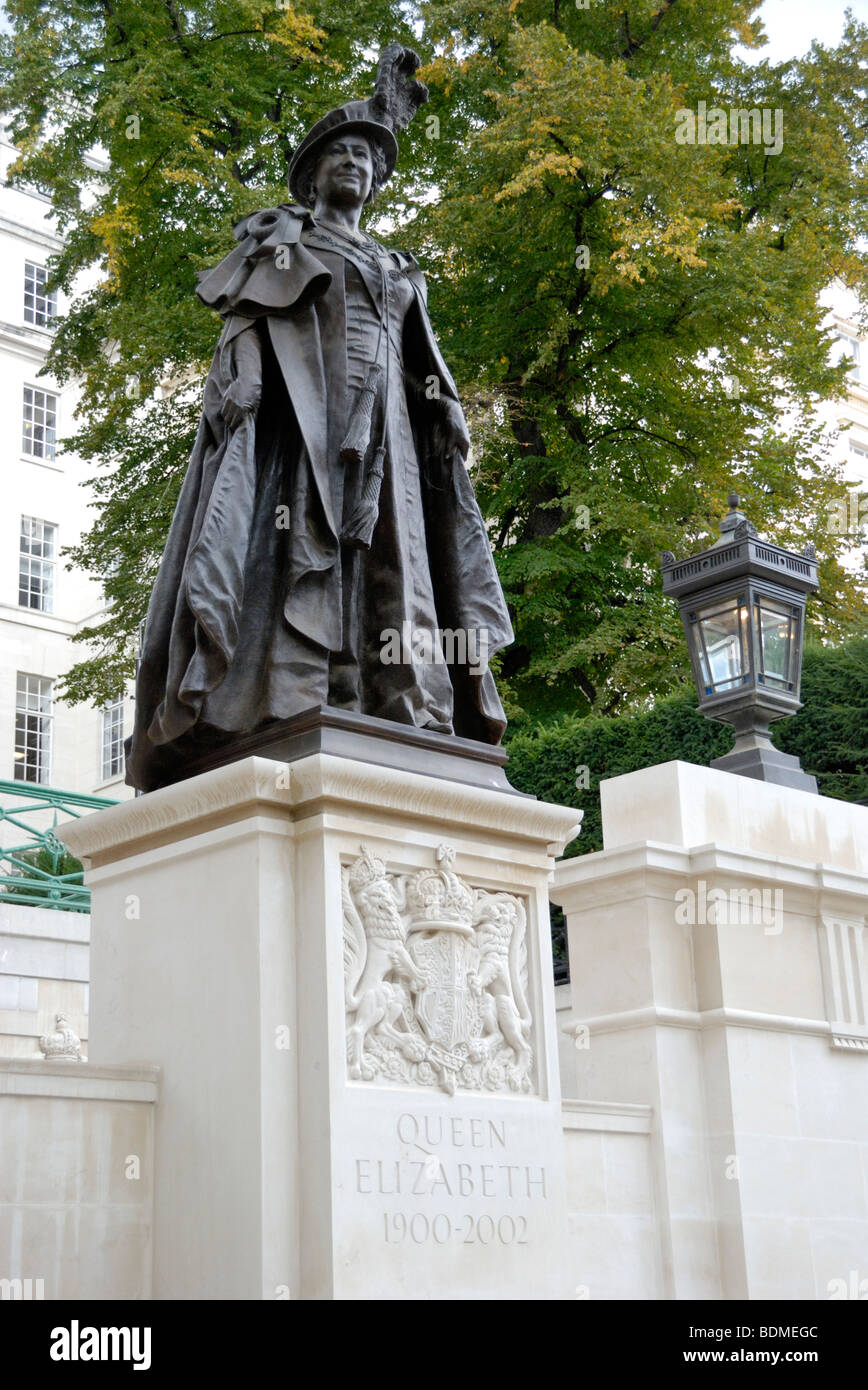 Statue de la reine Elizabeth la reine mère dans le Mall, Londres, Angleterre. Banque D'Images