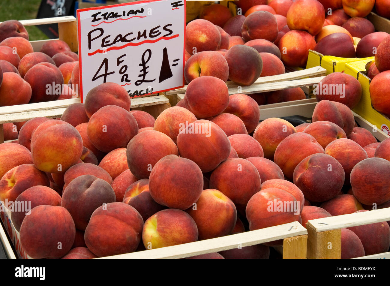 Gros plan de pêches fraîches fruits à vendre en été Angleterre Royaume-Uni Royaume-Uni Grande-Bretagne Banque D'Images