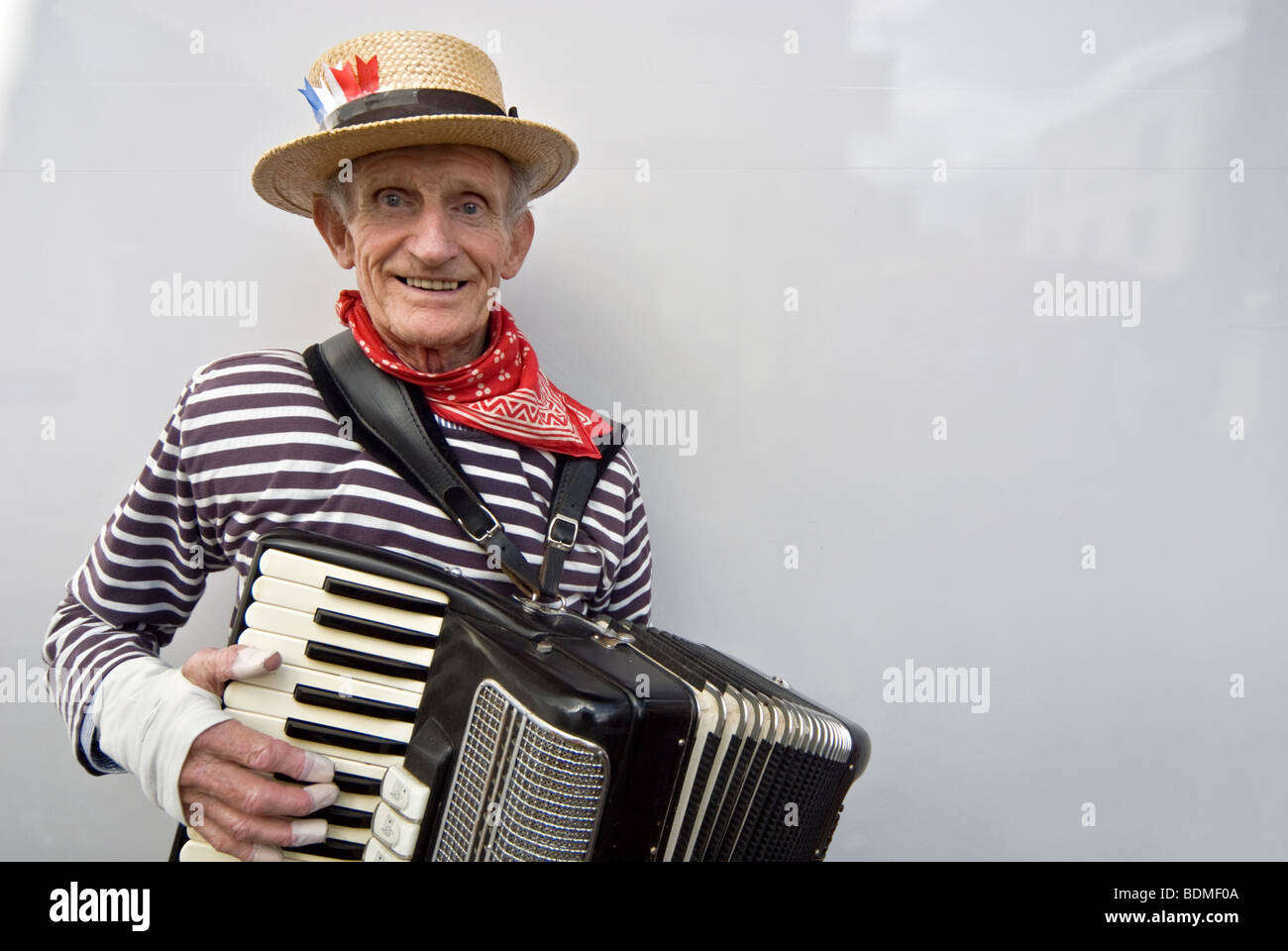 Vieil homme jouant de l'accordéon Banque de photographies et d'images à  haute résolution - Alamy