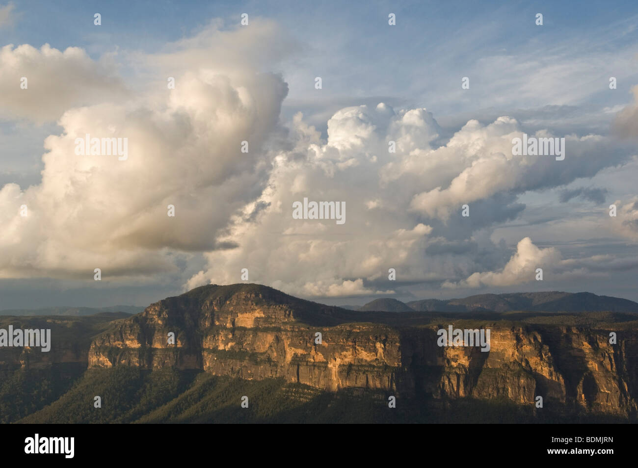 Les nuages au-dessus de Mt spectaculaire au coucher du soleil, les banques Lockleys pylône, Blue Mountains National Park, New South Wales, Australie Banque D'Images