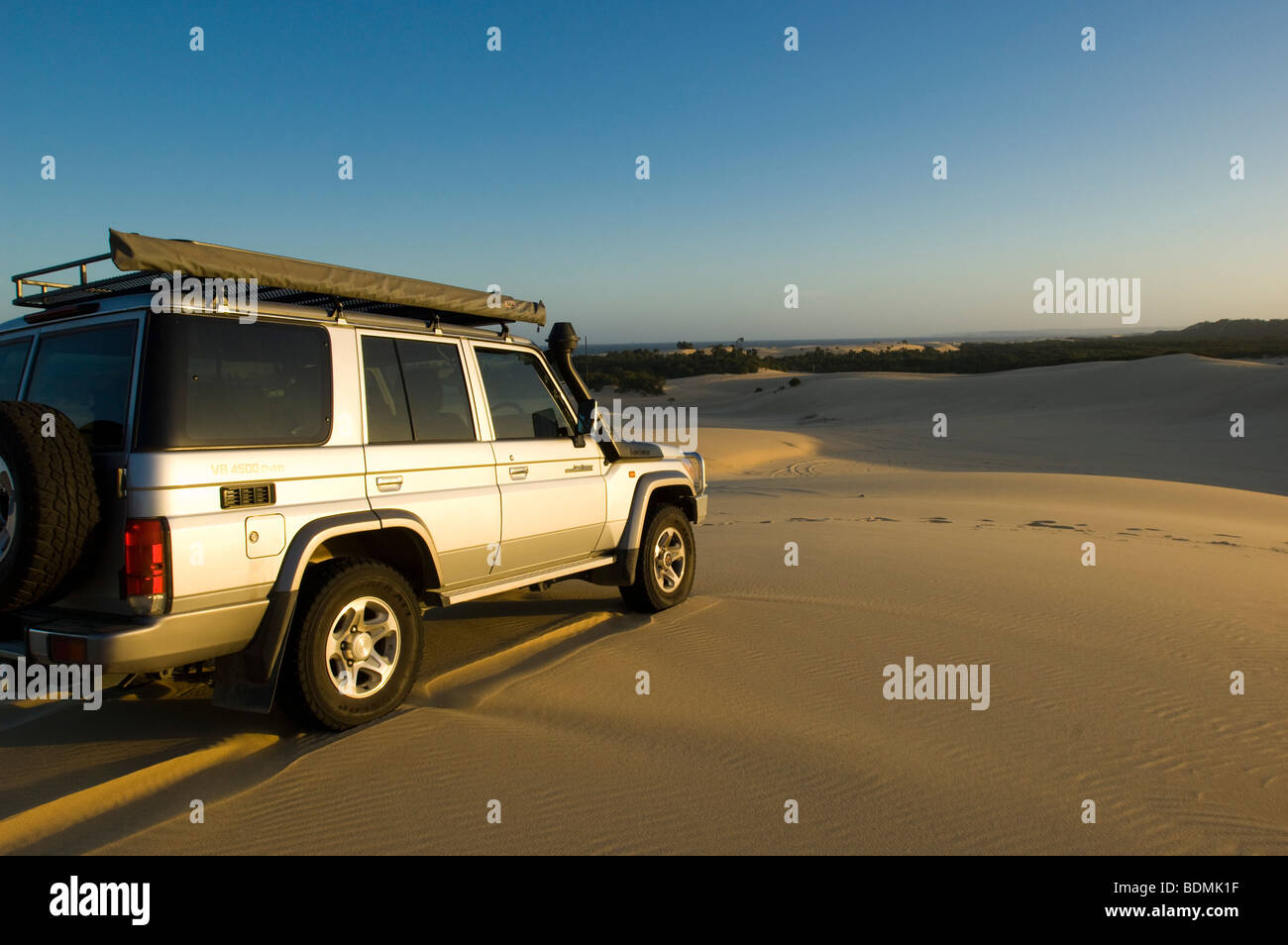 Toyota Landcruiser sur dune à Stockton Beach, Newcastle, New South Wales, Australie Banque D'Images