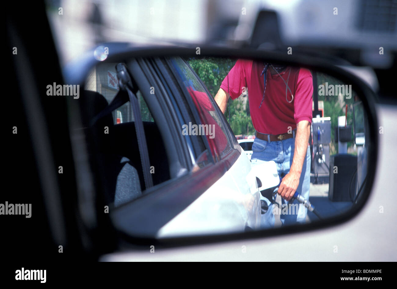 Homme de pompage des gaz Banque D'Images