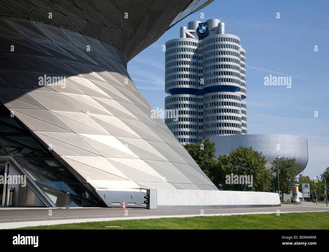 München, BMW Gelände, BMW-Hochhaus, BMW-Welt von Coop Himmelb(l)au (2007) und von Karl Schwanzer BMW Tower (1972) Banque D'Images