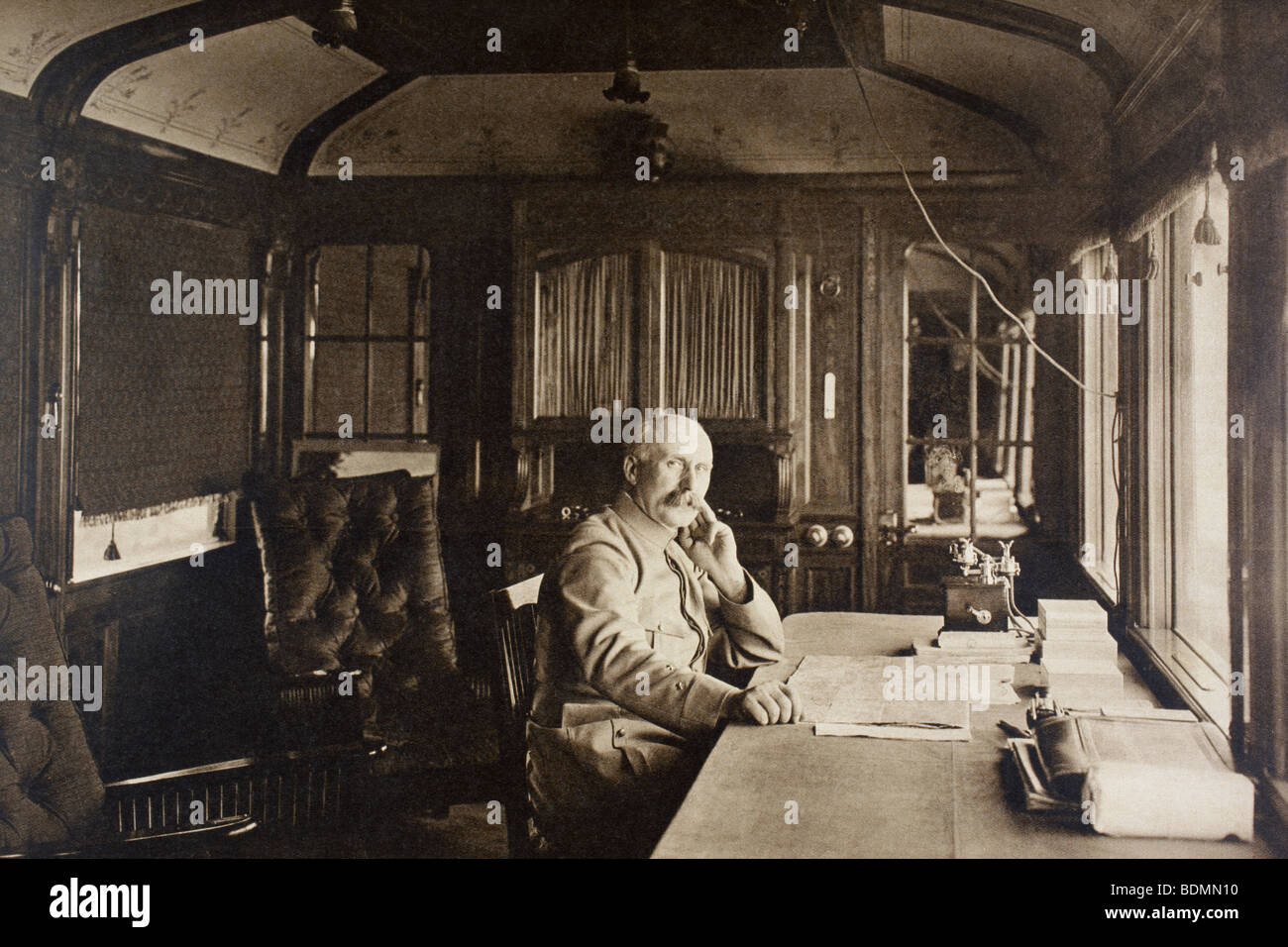 Le général français Petain dans son bureau de transport ferroviaire près du front occidental à l'automne 1915. Banque D'Images