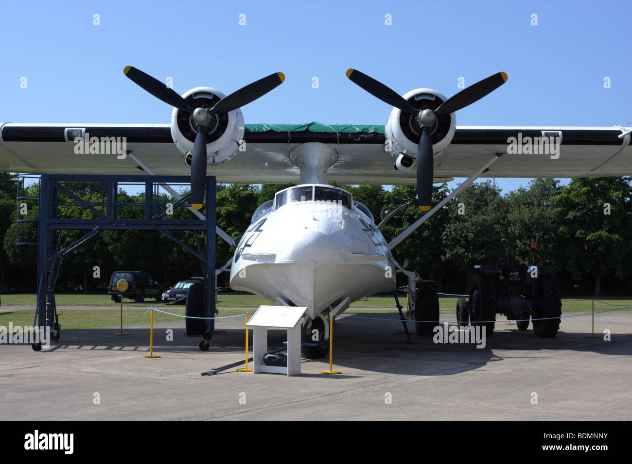 Pleine le cropped aspect de l'hydravion Catalina consolidé,en ce moment sur l'écran externe à l'imperial War Museum Duxford. Banque D'Images