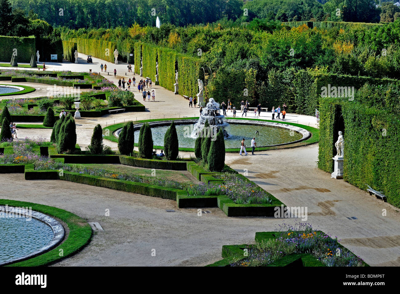 Paris, France - vue aérienne, touristes visitant le Monument Français, le Château de Versailles, le jardin Français, les Jardins urbains de Versailles, aménagement paysager Banque D'Images