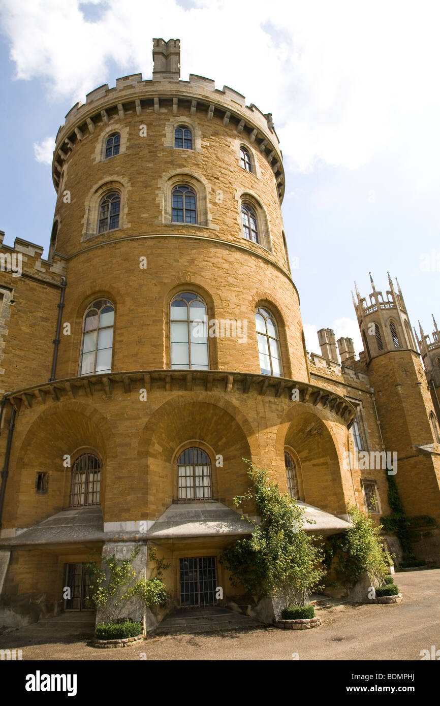 Une tour au Château de Belvoir, une belle demeure près de Grantham dans les Midlands anglais. Banque D'Images