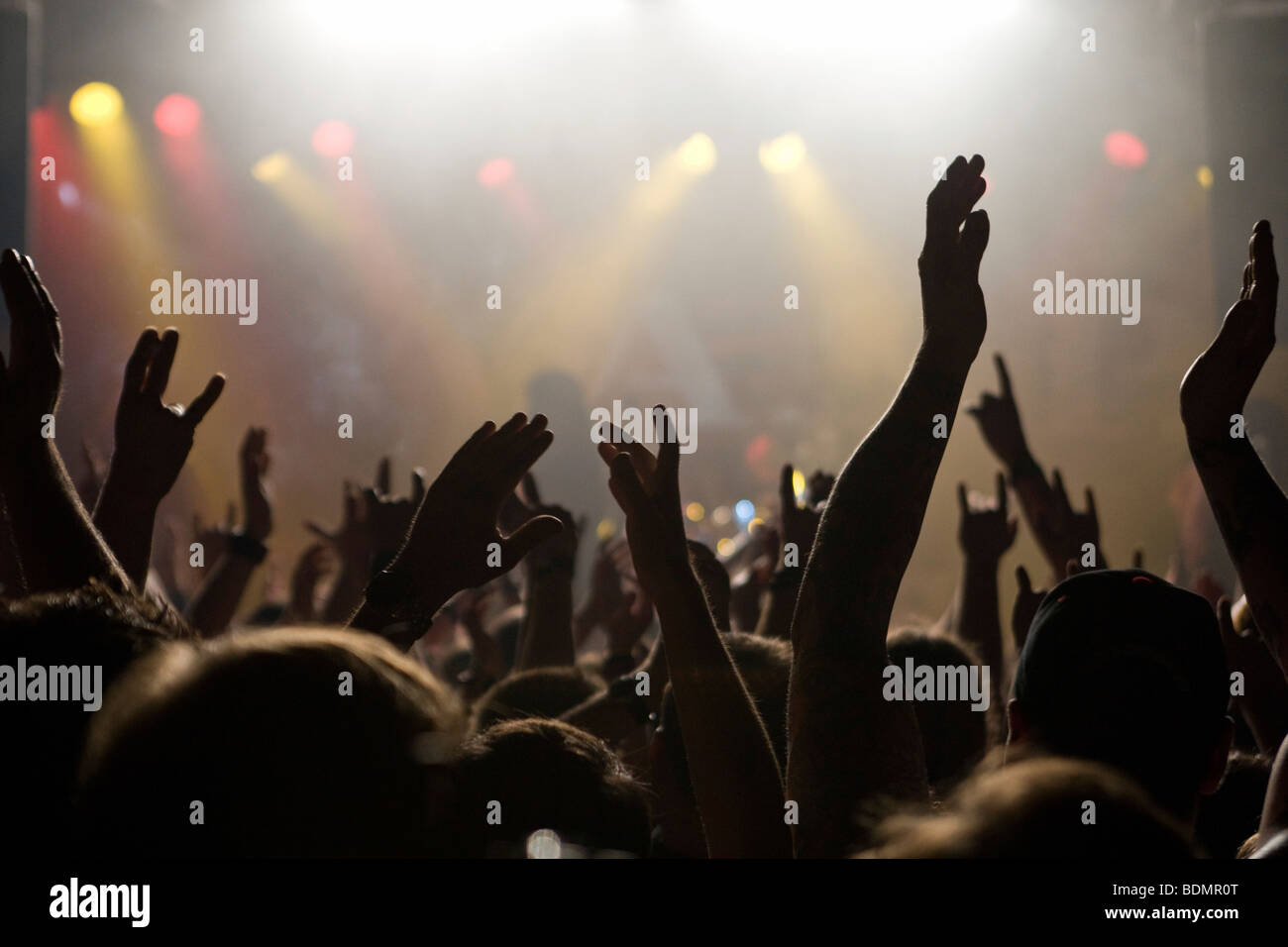 Mains de fans au concert sold-out de l'US-metal-rock vit en W.A.S.P. Schueuer, Lucerne, Suisse Banque D'Images