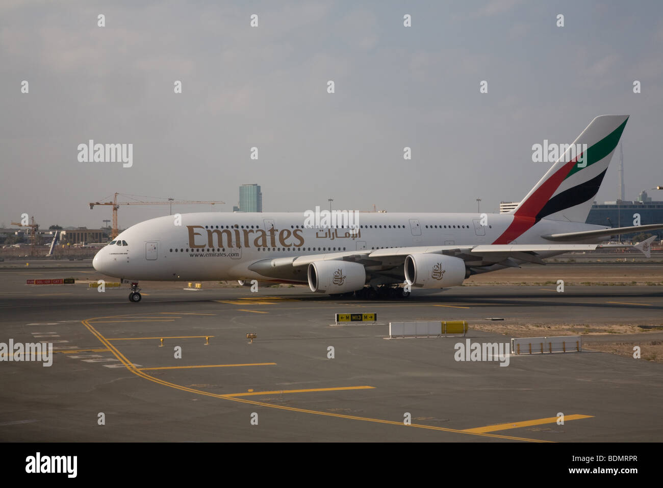 La compagnie aérienne Emirates Airbus A380 Jumbo jet Taxiing Banque D'Images