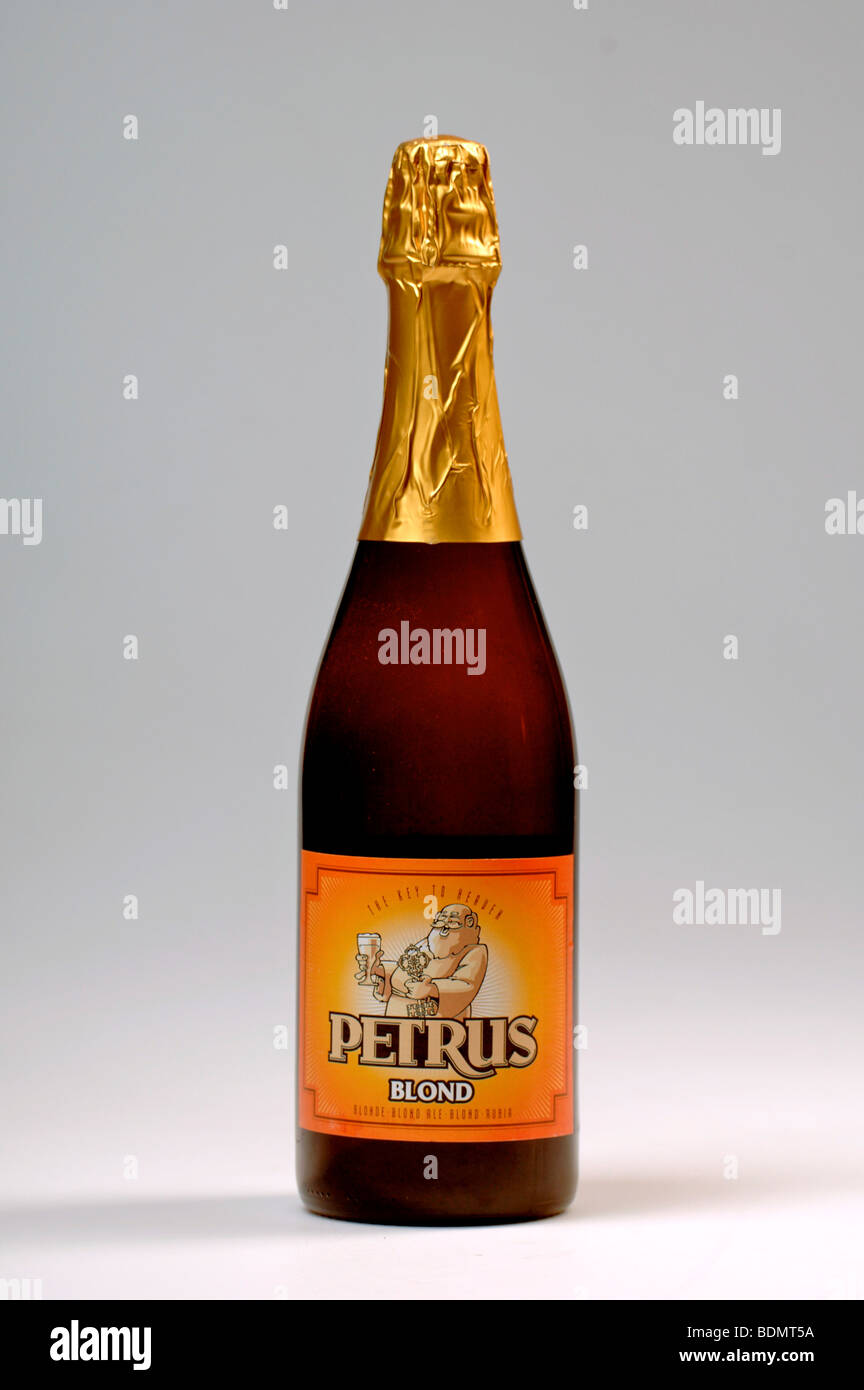 Bouteille de 750ml de bière blonde Petrus. Banque D'Images