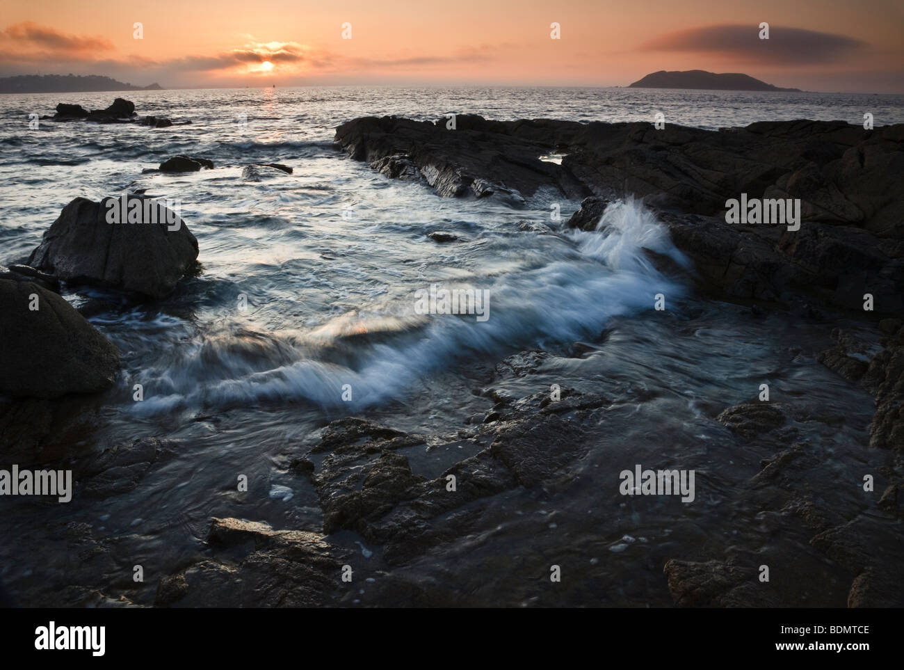 Coucher du soleil et de l'Ile Tomé de la batterrie de Trélévern, Côte d'Armor, Bretagne, France Banque D'Images