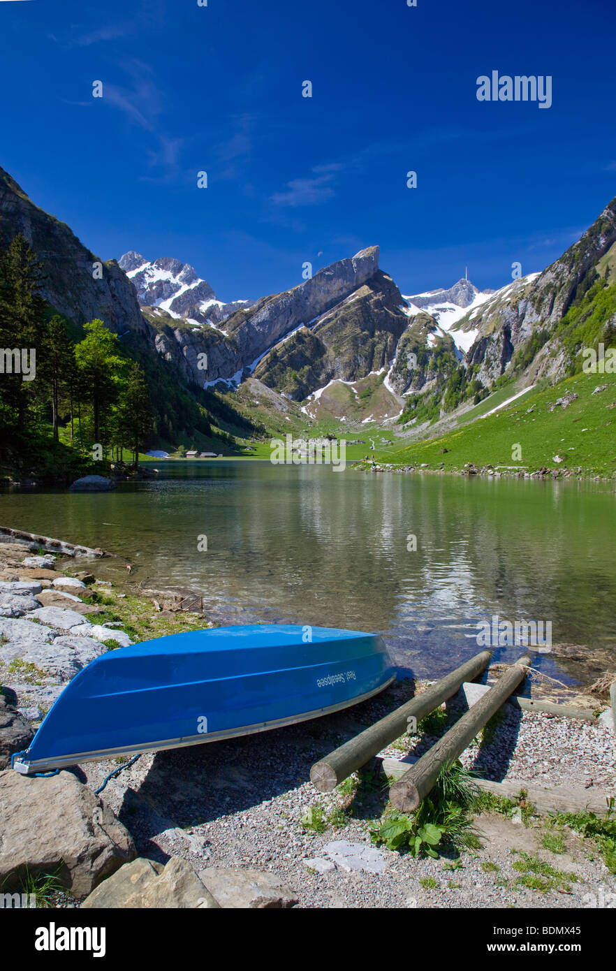 Barque bleue sur le bord de la lac alpin Seealpsee, Appenzell Suisse Banque D'Images