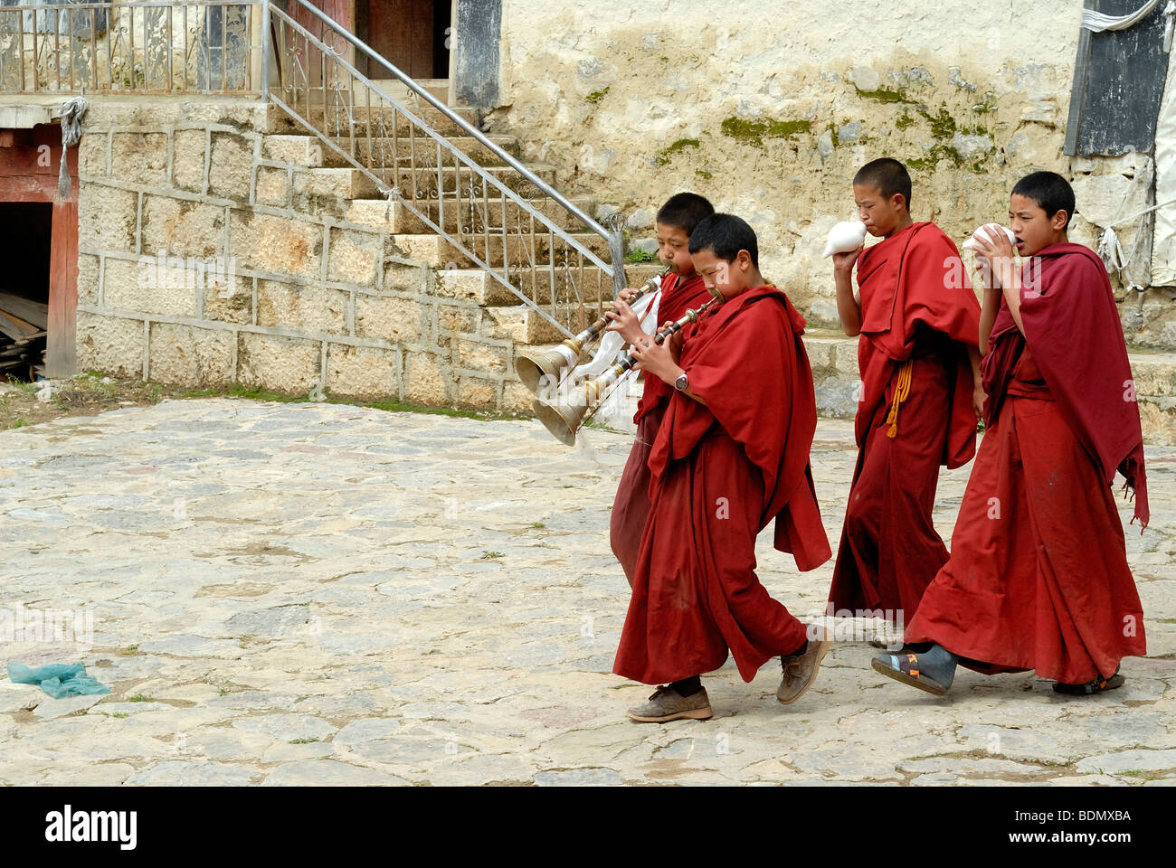 Monks démarrage d'une procession avec coquille de conque corne cornes dans le temple et monastère de Tsungsteling dans Shangri La, Shangrila, Zhon Banque D'Images