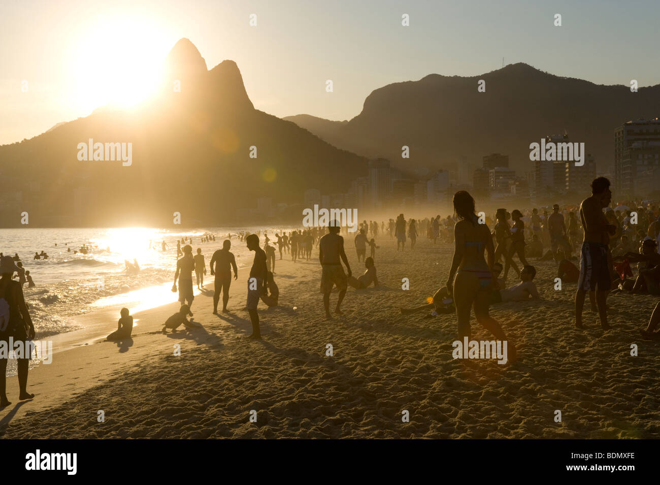 Une vue du coucher de soleil du Deux montagnes appelées Dois Irmãos l à l'extrémité ouest de la plage d'Ipanema à Rio de Janeiro, Brésil. Banque D'Images