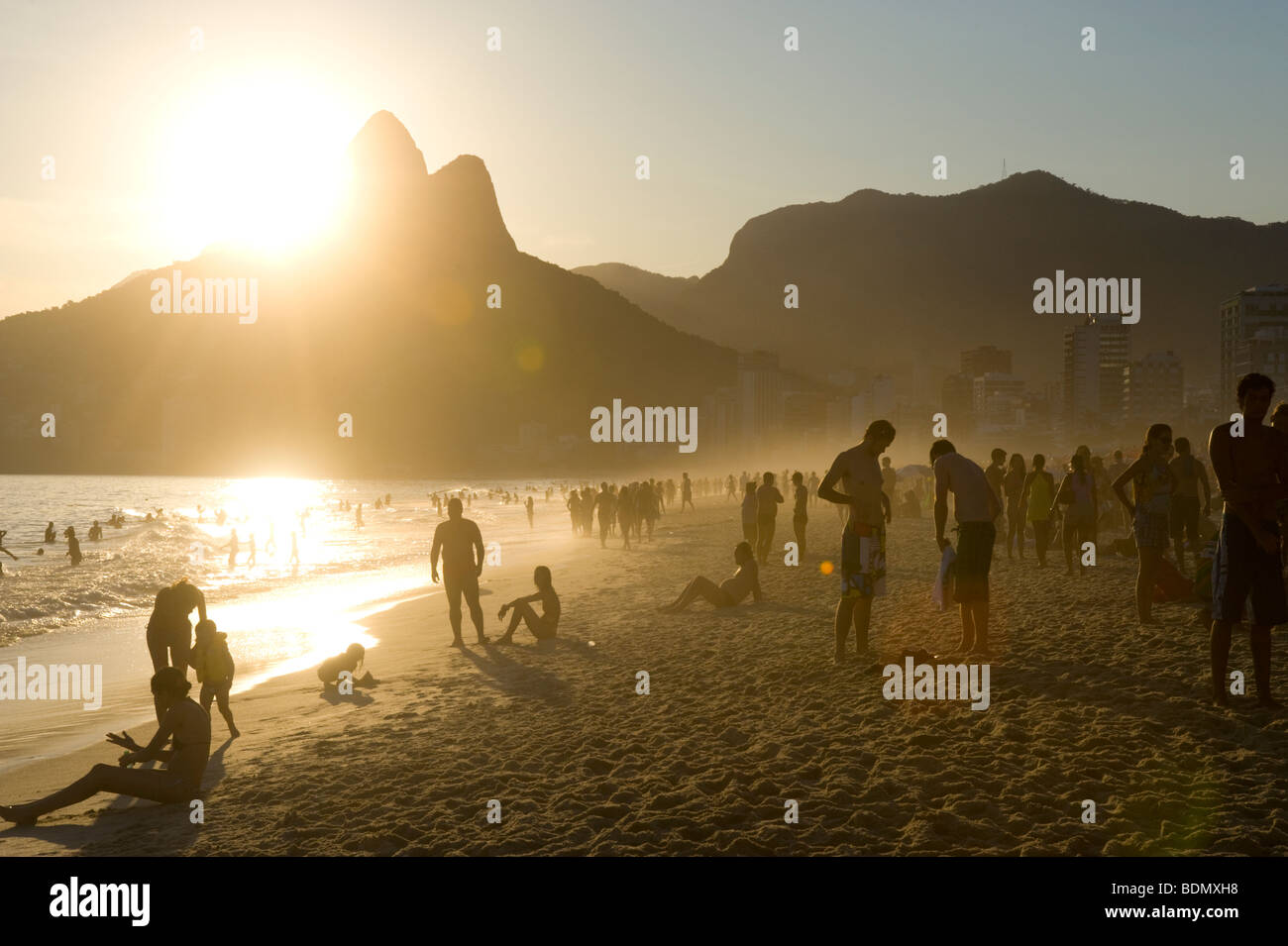 Une vue du coucher de soleil du Deux montagnes appelées Dois Irmãos l à l'extrémité ouest de la plage d'Ipanema à Rio de Janeiro, Brésil. Banque D'Images