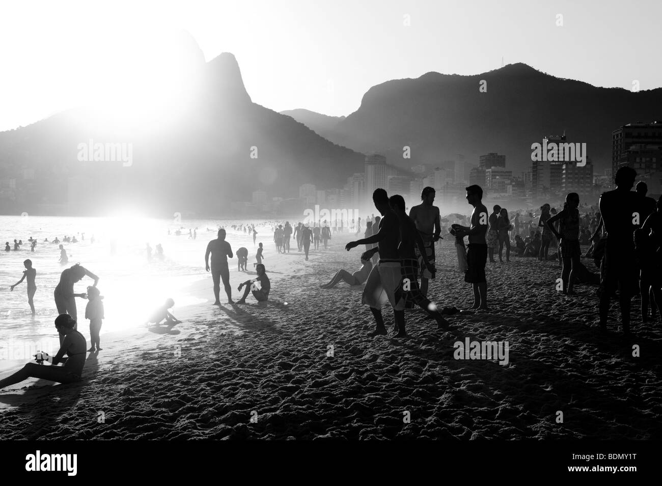 Une vue du coucher de soleil du Deux montagnes appelées Dois Irmãos l à l'extrémité ouest de la plage d'Ipanema à Rio de Janeiro, Brésil. Banque D'Images