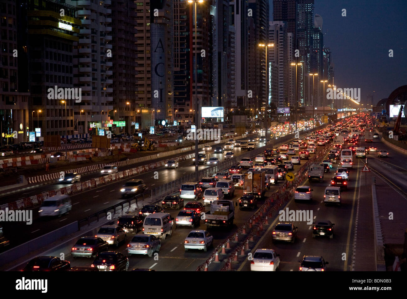 Le trafic des voitures traînées rue animée d'autoroute autoroute Banque D'Images