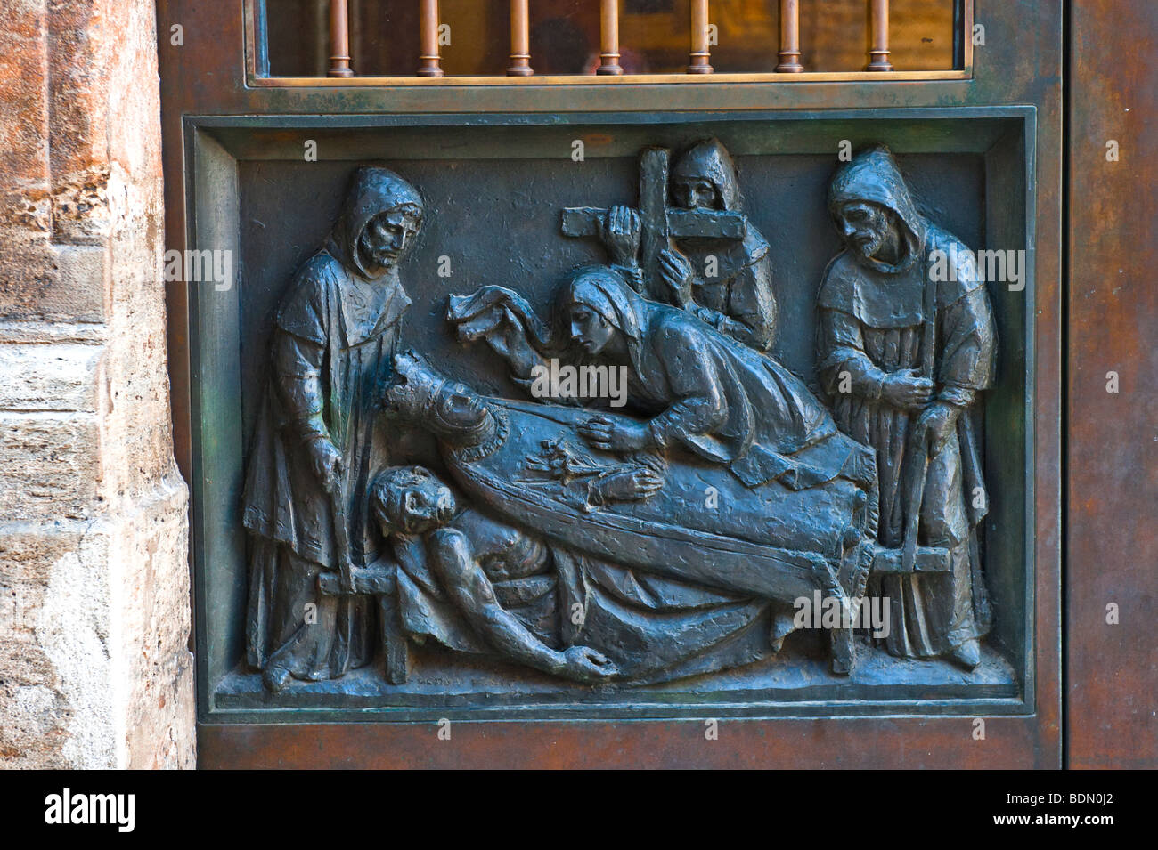 Panneau sculpté sur une porte à Valence Banque D'Images