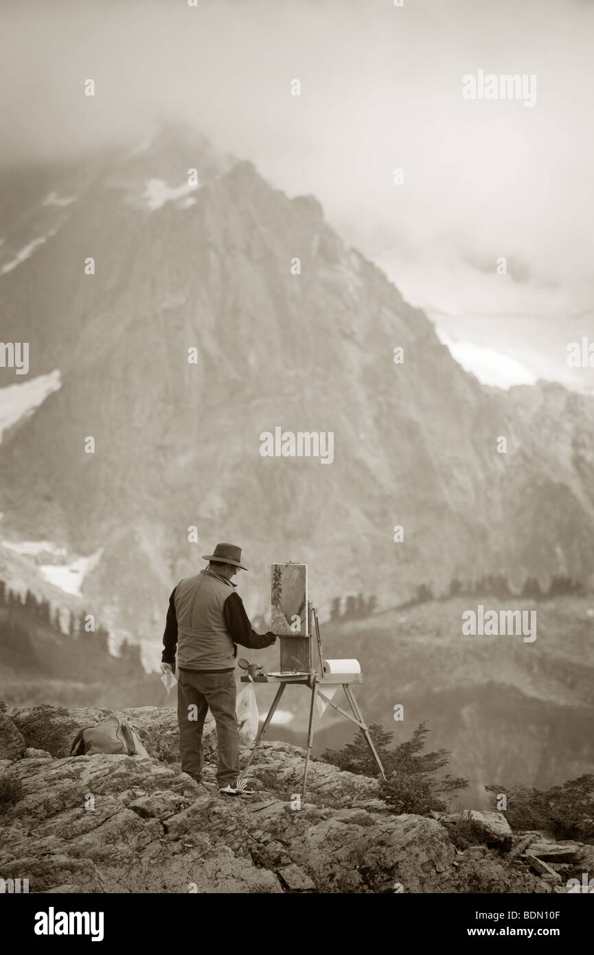 Un artiste peint la vue de Mt. Shuksan et le glacier à la fin de la Mt. Baker Highway dans le nord-ouest de l'État de Washington. Banque D'Images