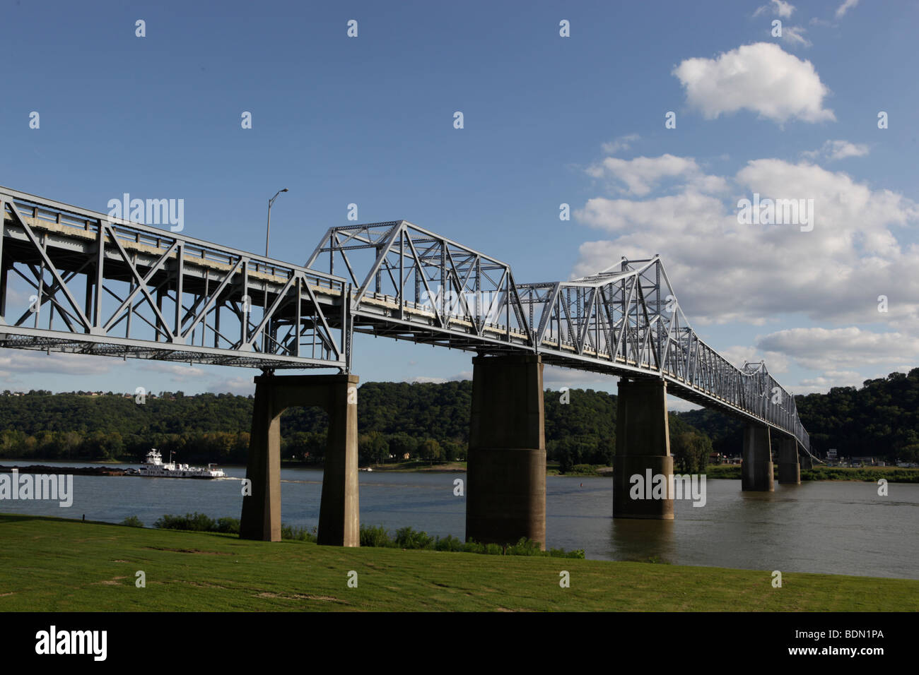 Une barge de charbon se déplace en amont où l'Madison-Milton pont traverse la rivière Ohio de Madison, Indiana. Banque D'Images