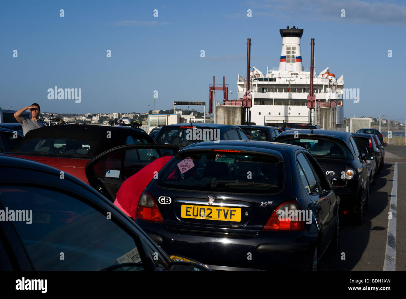Le terminal du ferry de St Marlo. Voitures en attendant le matin à Brittany Ferries de Portsmouth. Banque D'Images