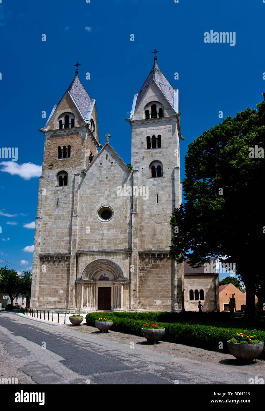 Vue de face de l'église romane de Saint James' église paroissiale, Lebeny, Győr-Moson-Sopron, Hongrie Banque D'Images