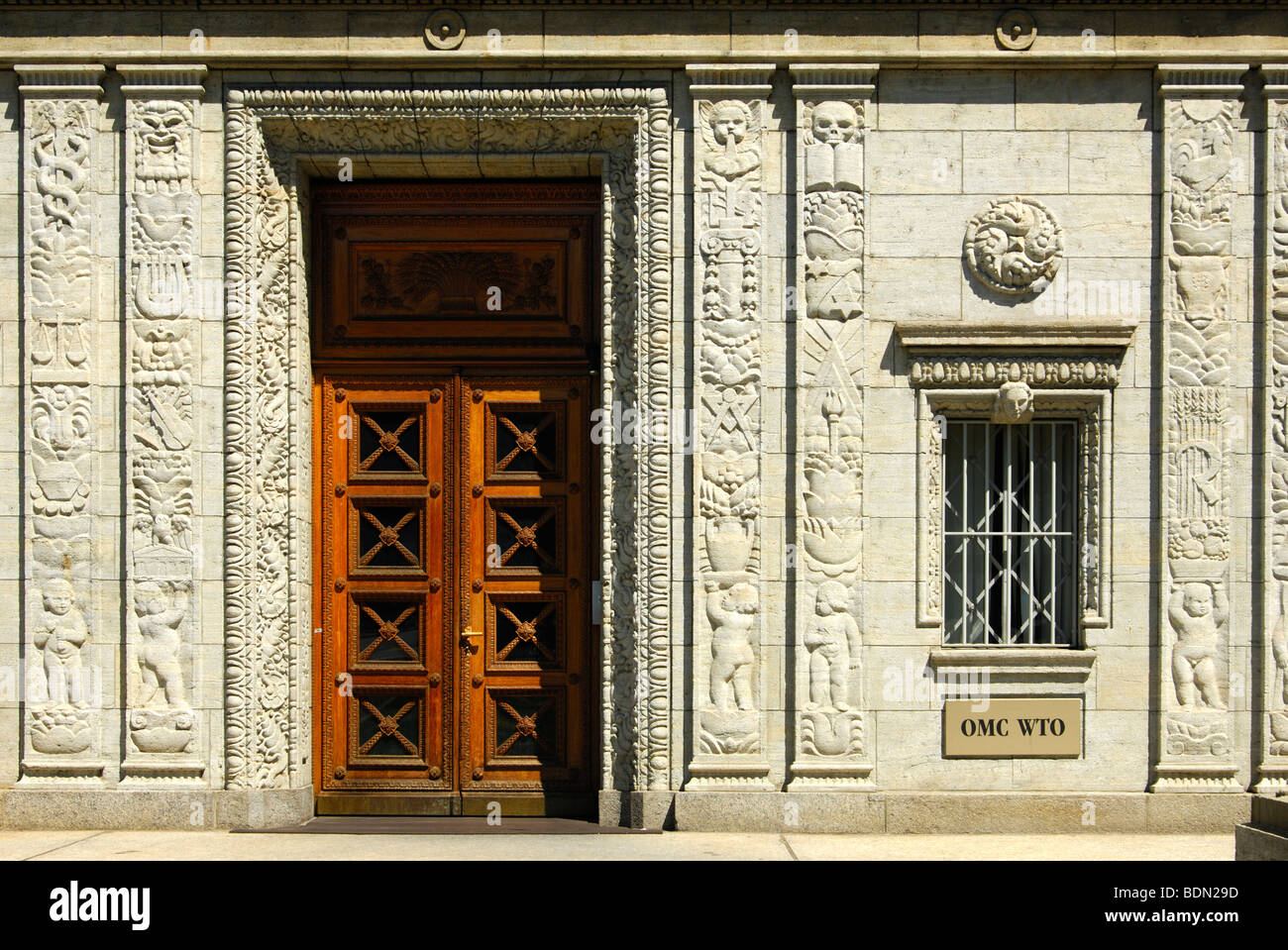 Porte avec bas-relief de décoration à l'entrée principale du Centre William Rappard, siège de l'Organisation mondiale du commerce Organizatio Banque D'Images