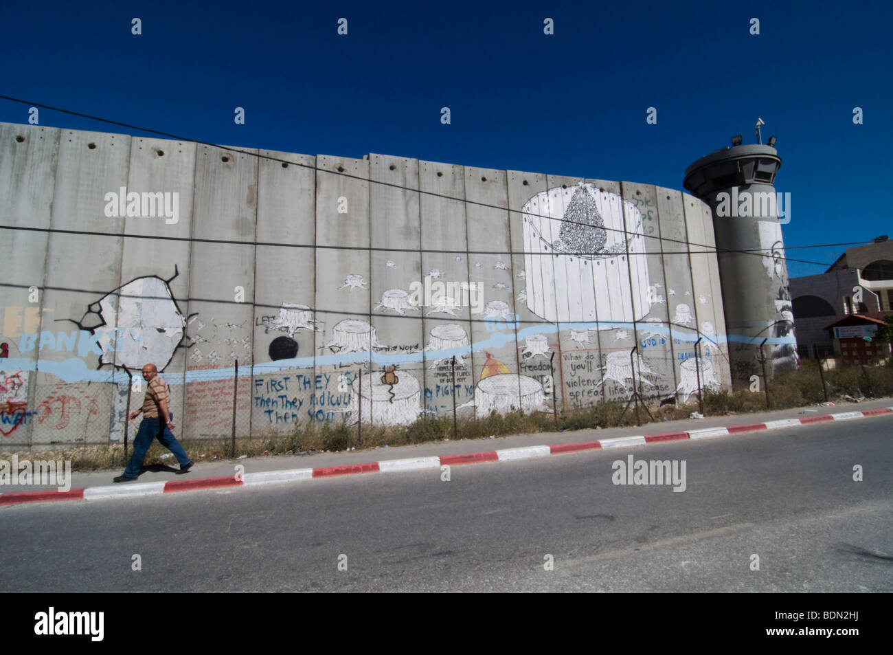 Le mur de séparation israélien s'avance vers la Cisjordanie palestinienne ville de Bethléem. Banque D'Images