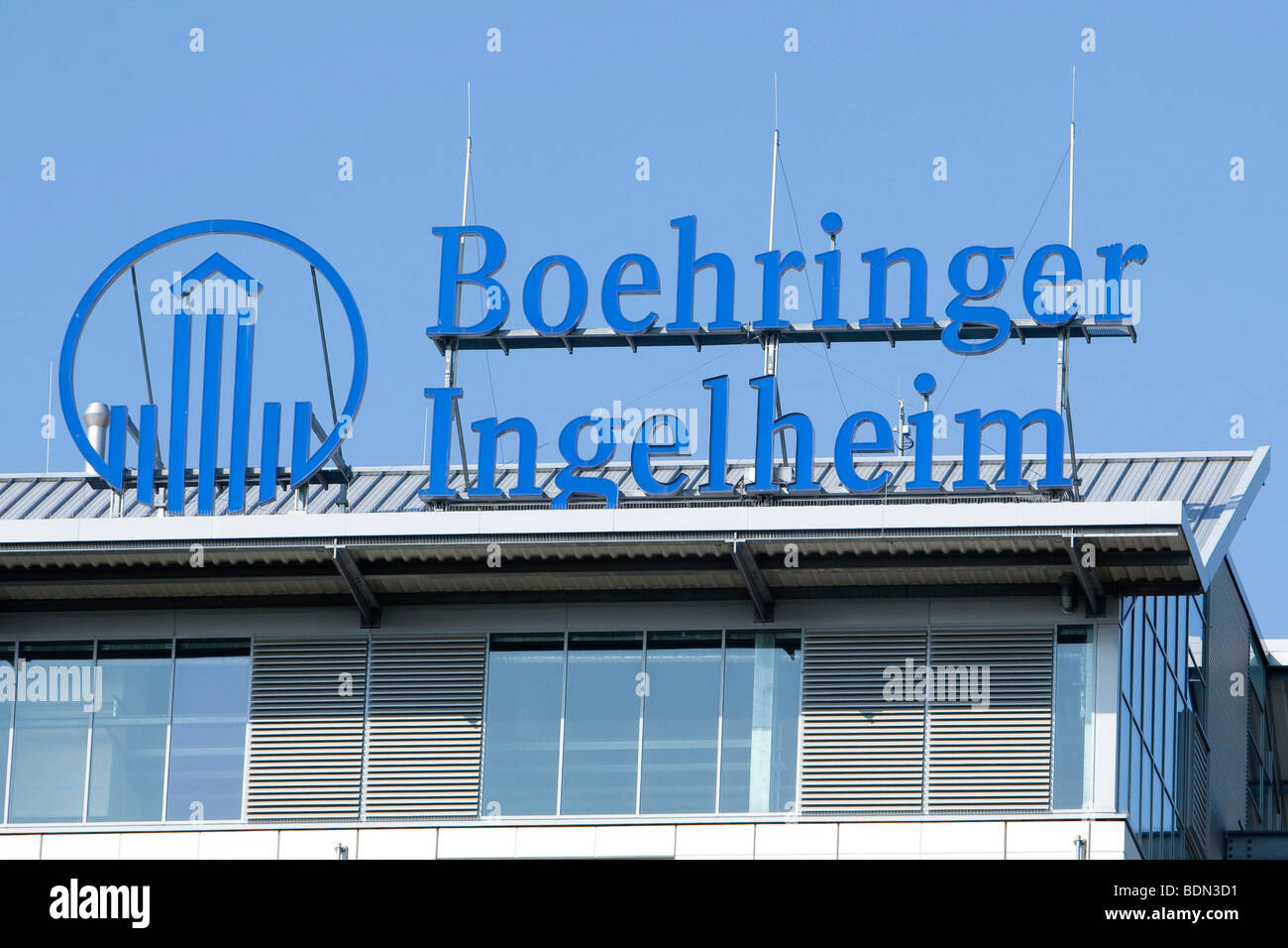 Logo sur l'ingrédient pharmaceutique actif factory dans les locaux de l'entreprise pharmaceutique Boehringer Ingelheim GmbH, JE Banque D'Images