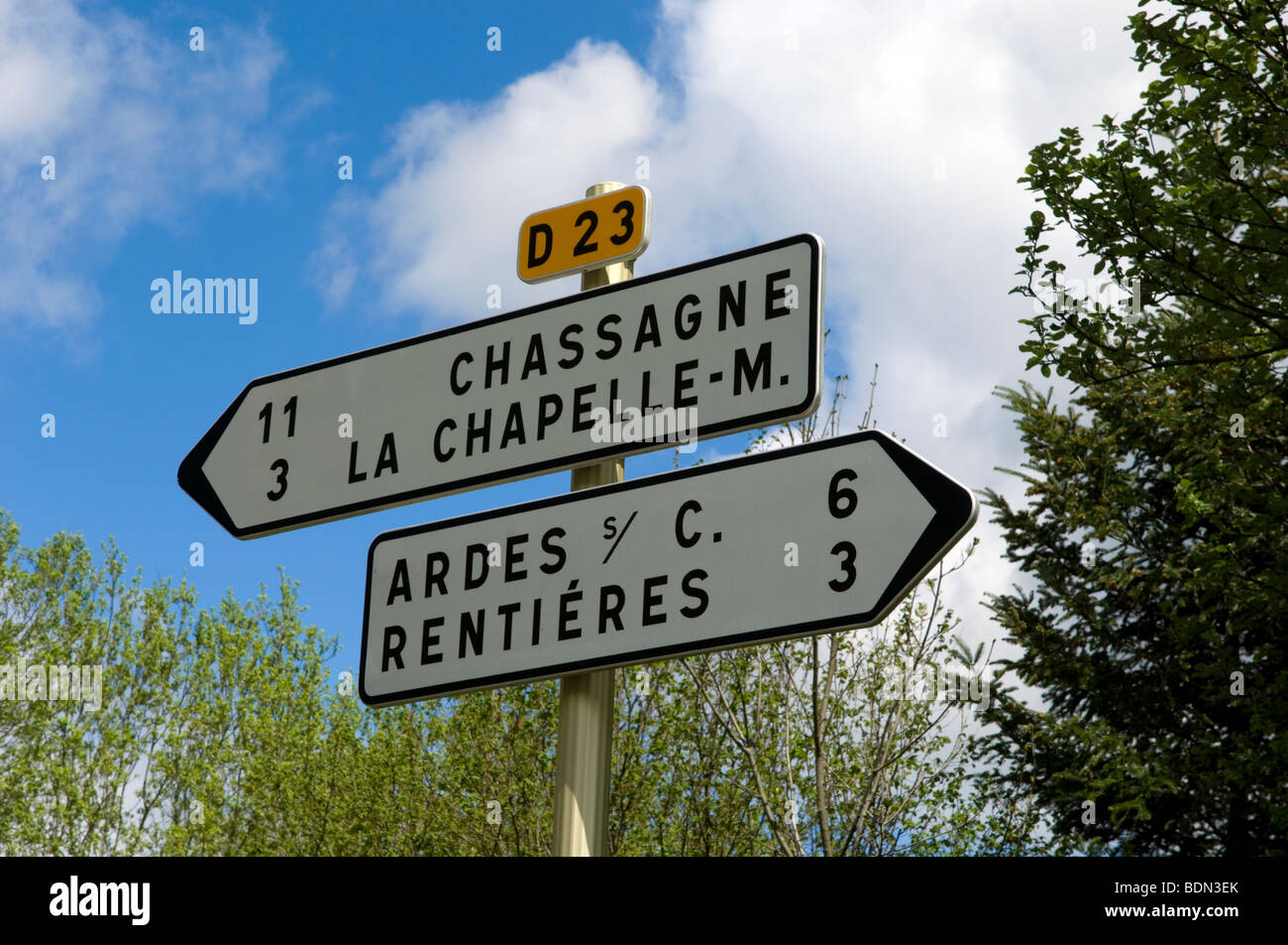 La signalisation routière en campagne française Banque D'Images