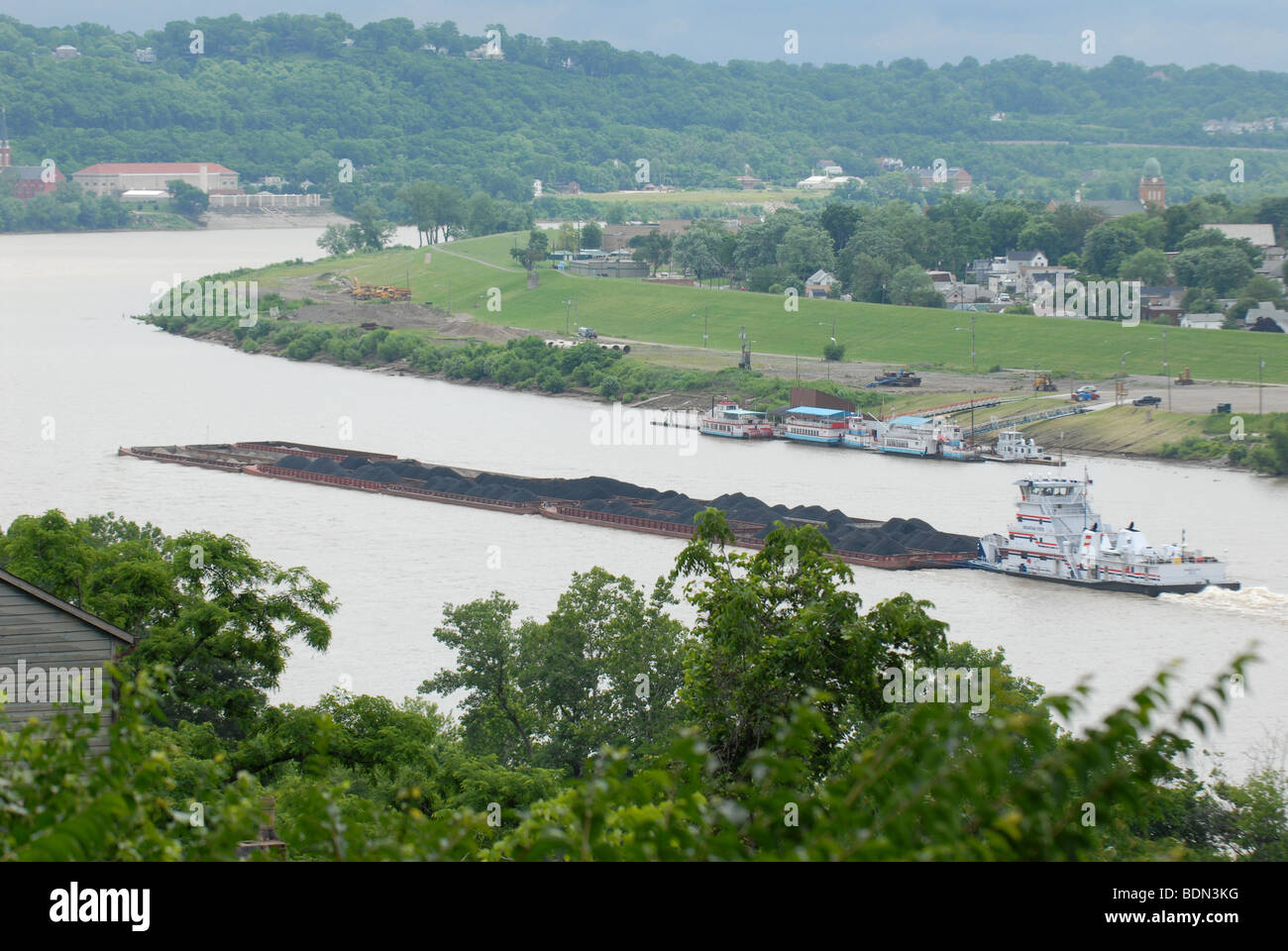 Une poussée vers le bas une barge guides bateau la rivière Ohio à Cincinnati, Ohio Banque D'Images