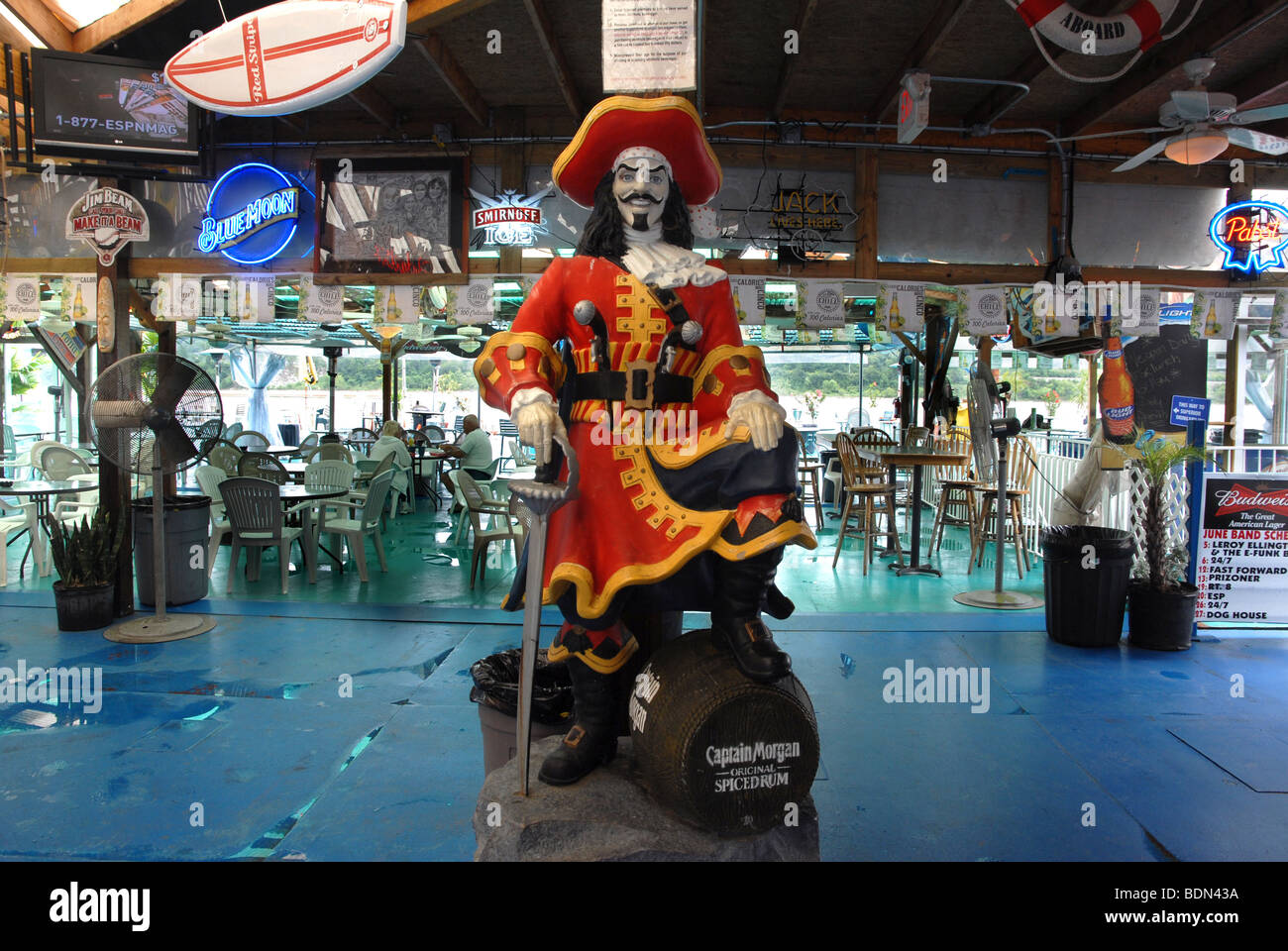 Une sculpture en bois se trouve dans un bar de par la rivière Ohio dans le Kentucky. Banque D'Images