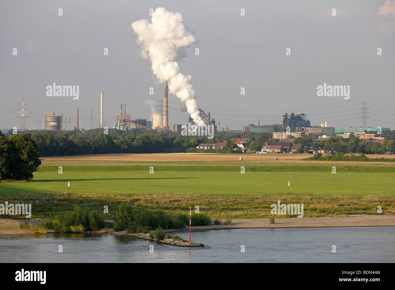 Duisburg, Blick von der Brücke Krefeld-Uerdinger Mündelheim, Stadtteil Hüttenheim und mit Stahlwerk Banque D'Images