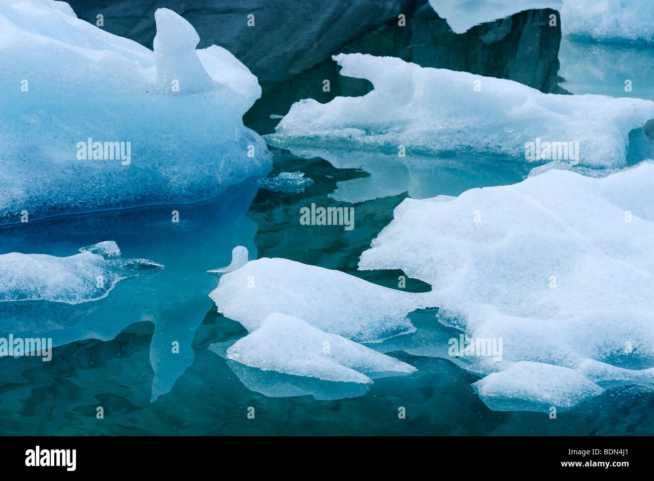 Des blocs de glace sur le lac glaciaire du glacier Aletschgletscher, Conthey, Valais, Suisse, Europe Banque D'Images