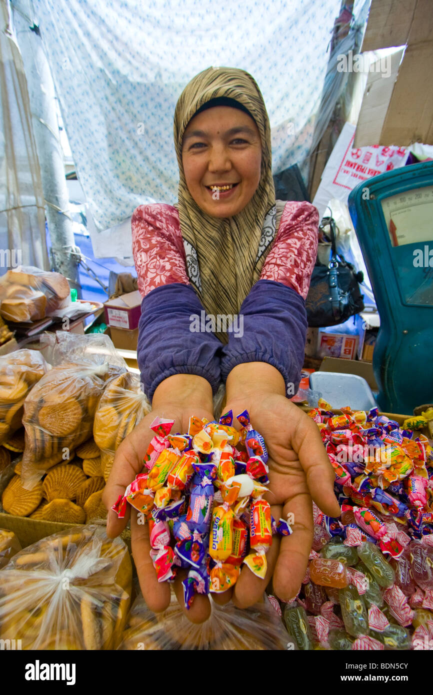 Cookies et Sweets Shop dans le bazar de SST à Osh au Kirghizistan Banque D'Images