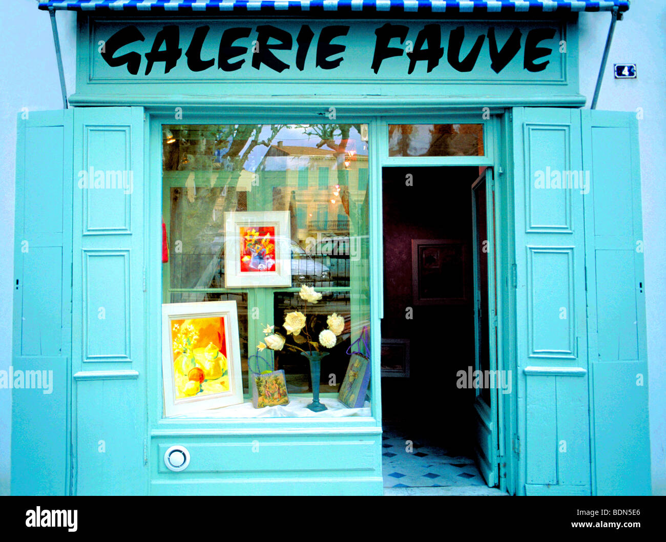 Galerie "fauve" dans la ville de Saint Remy de Provence, France Photo Stock  - Alamy