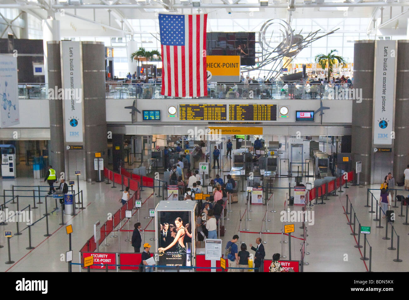 Contrôle de sécurité à l'intérieur de l'Aéroport International JFK à New York Banque D'Images