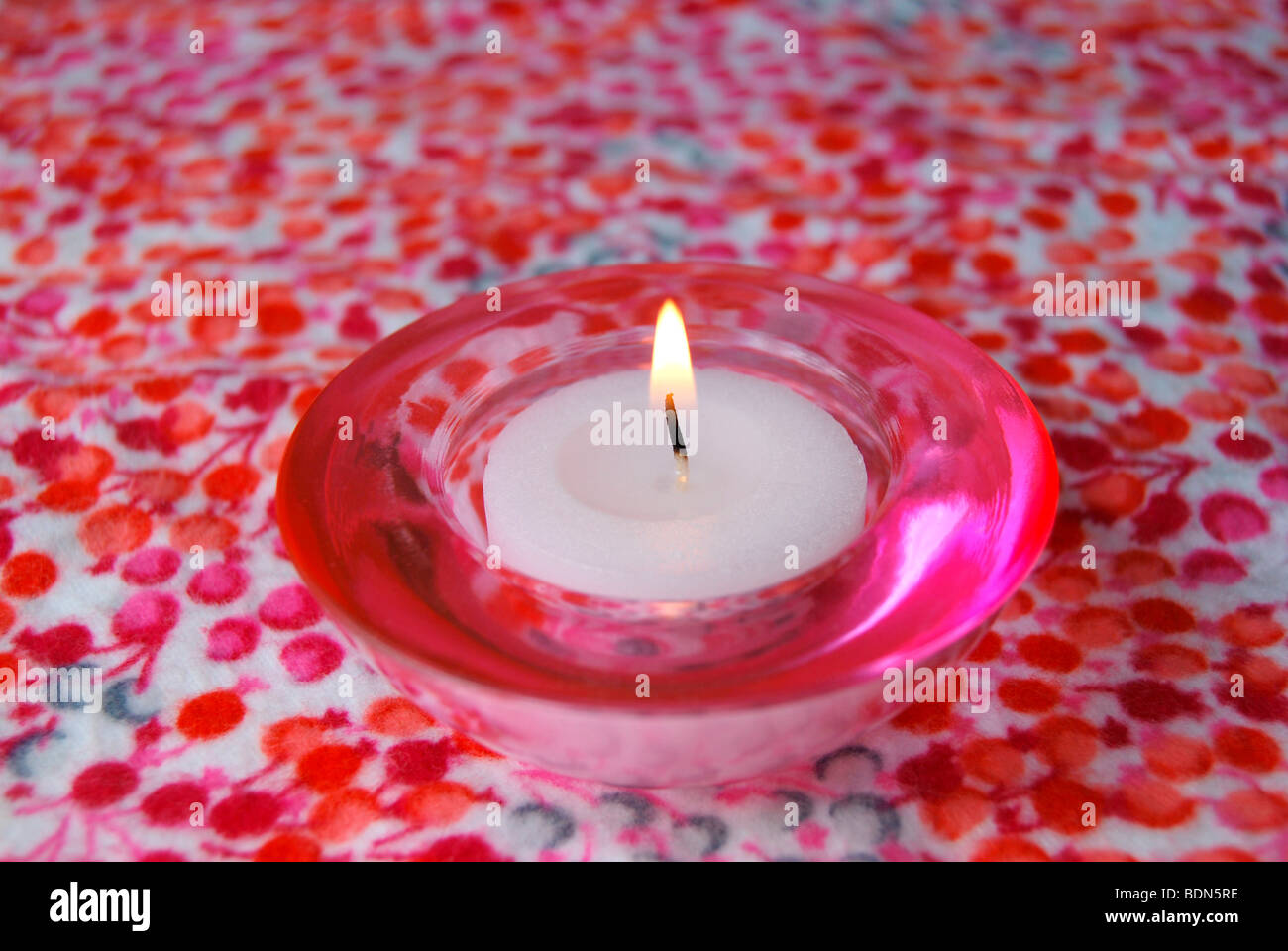 Plateau rose bougie dans verre rose Tea Light Holder Banque D'Images