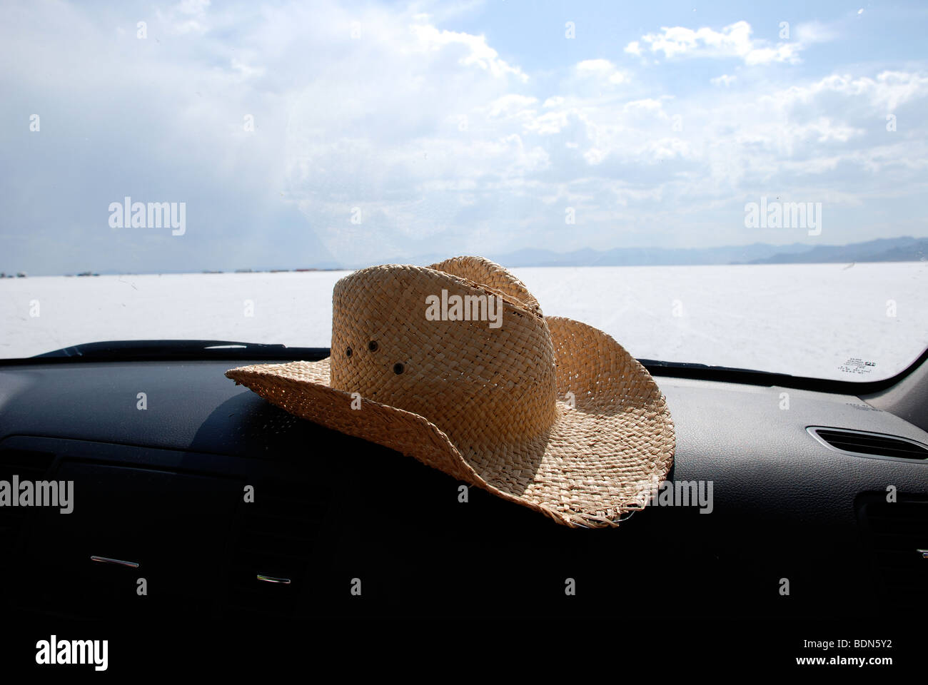 Straw cowboy hat sur planche de bord, sur la Bonneville Salt Flats, Utah, USA, Banque D'Images